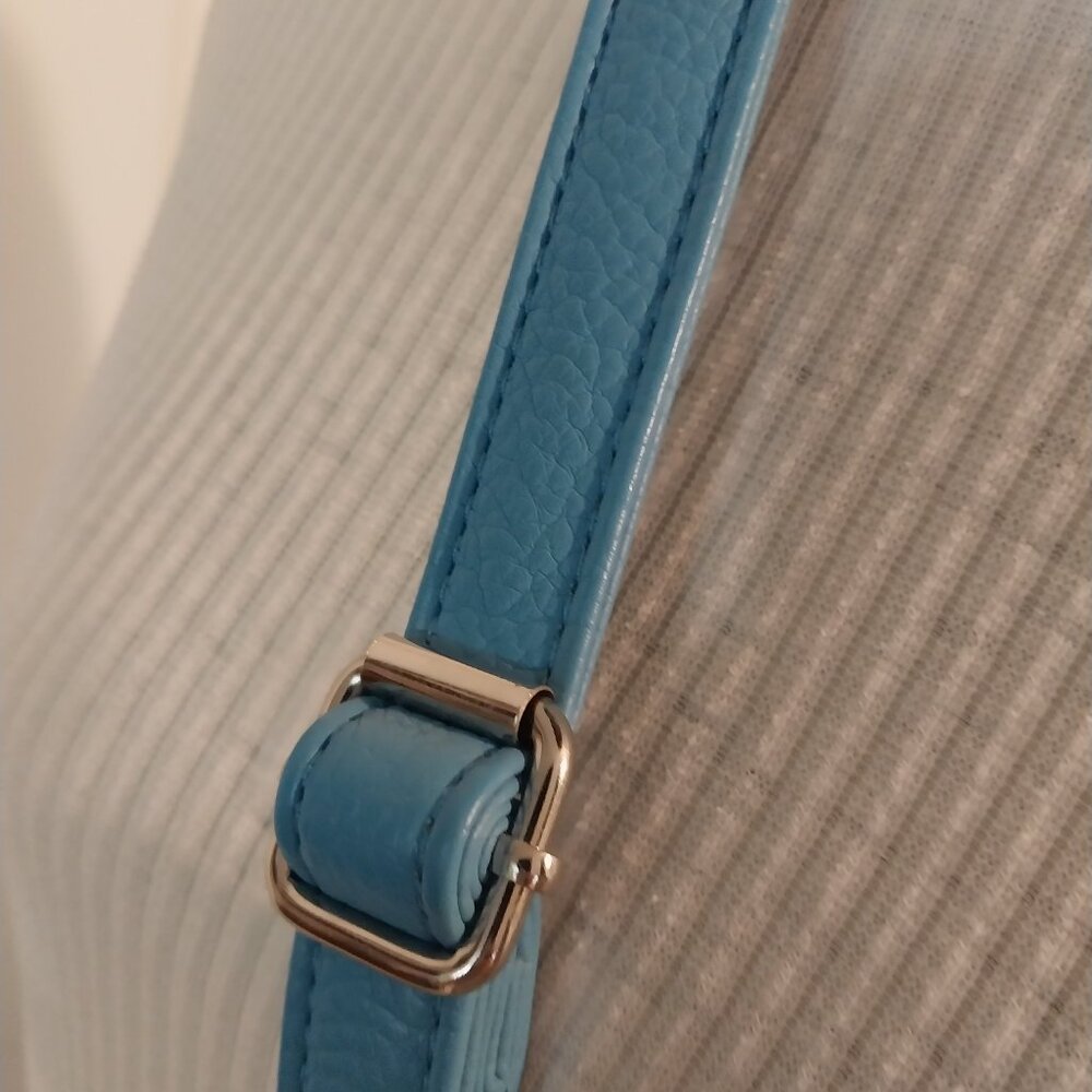3359 Small Bueno Crossbody in Teal Blue Print. - Picture 5 of 10